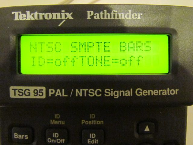 TEKTRONIX TSG95 PAL/NTSC COLOR TV SIGNAL GENERATOR WITH POWER SUPPLY 