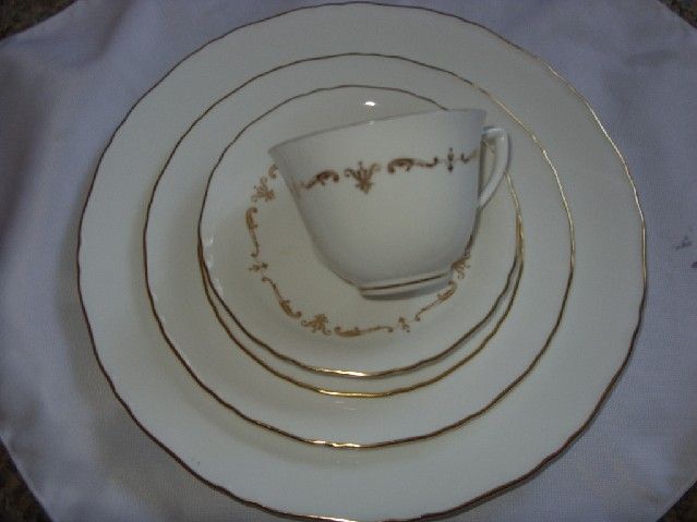 LOVELY ROYAL WORCESTER GOLD CHANTILLY 5PC PLACE SETTING  