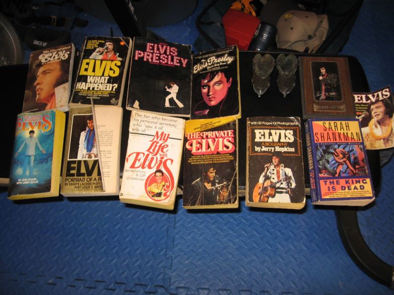 ELVIS PRESLEY LOT OF MEMORABILIA 10 PAPERBACKS PLAQ E 2  