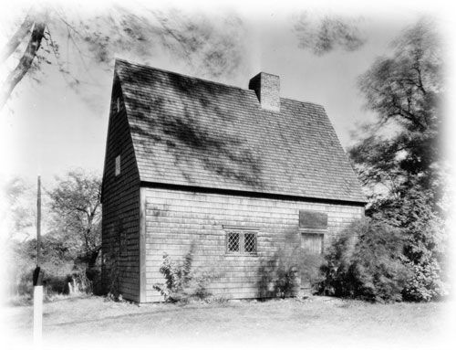 Traditional colonial home, a shingled cottage, traditional American 