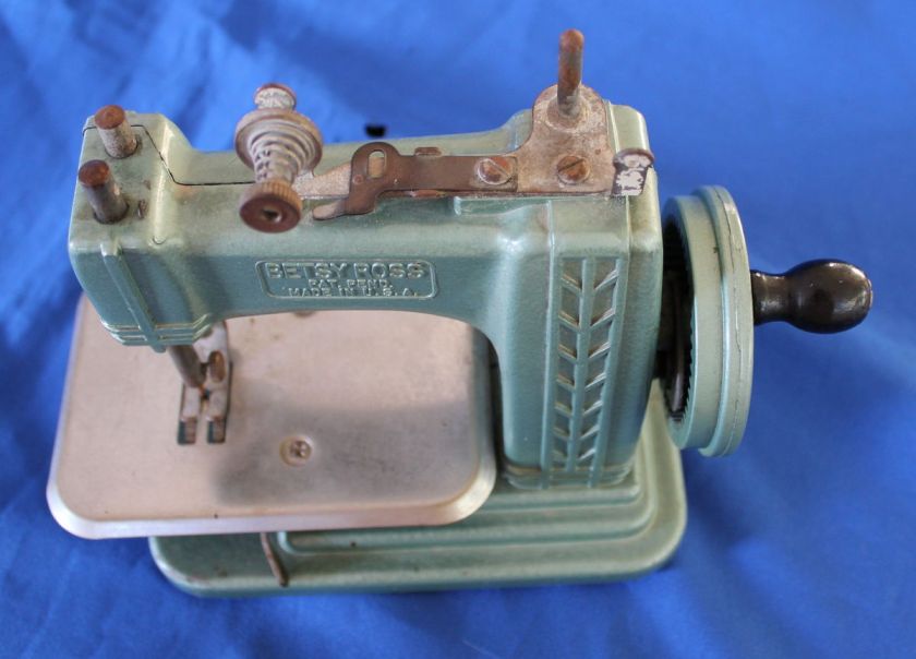 Betsy Ross Miniature toy vjntage sewing machine  